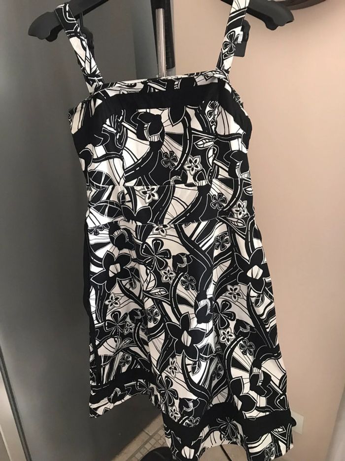 Robe à bretelles noire avec fleurs