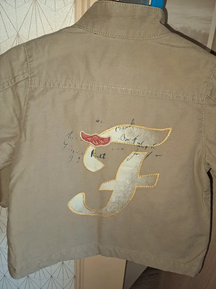 Superbe Veste doublée matelassée comme neuve kaki garçon ikks 12 mois - photo numéro 2