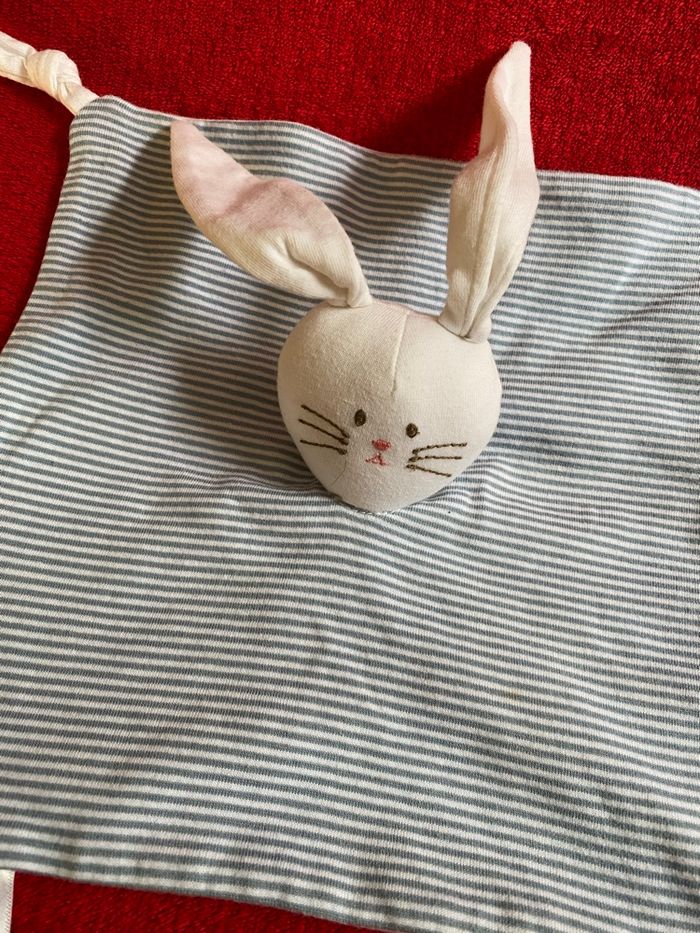 Petit bateau doudou lapin blanc carré rayé bleu blanc état neuf - photo numéro 2