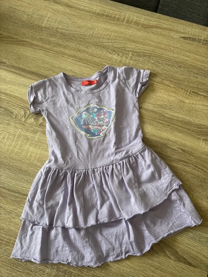 Robe violette avec sequins