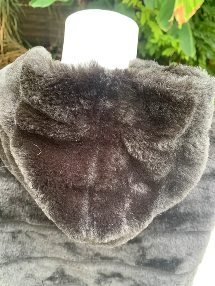 Manteau Tissaia fausse fourrure à capuche taille -38-40 - photo numéro 6