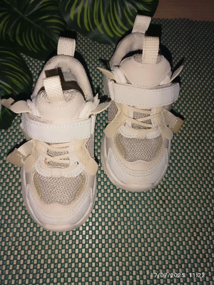 🔸Basket mixte blanche et beige. Taille 25. Très bonne état🔸 - photo numéro 2