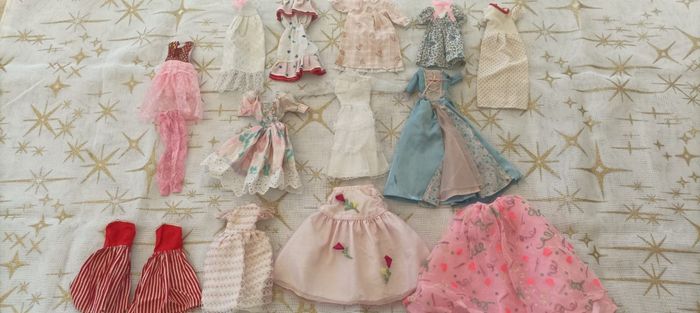 Lot de Barbies et vêtements vintage - photo numéro 3