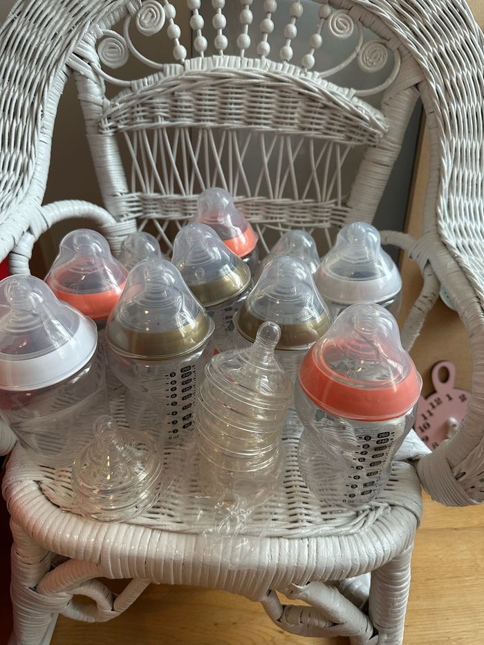 Lot de 10 biberons tommee tippee + tétines 1 et 2