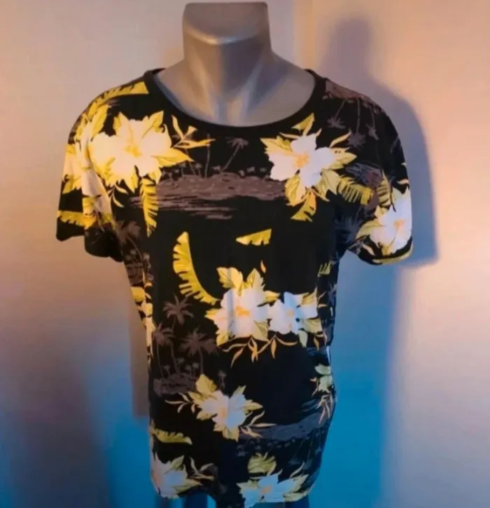 👕 T-shirt tropical noir à fleurs – Style estival - photo numéro 4