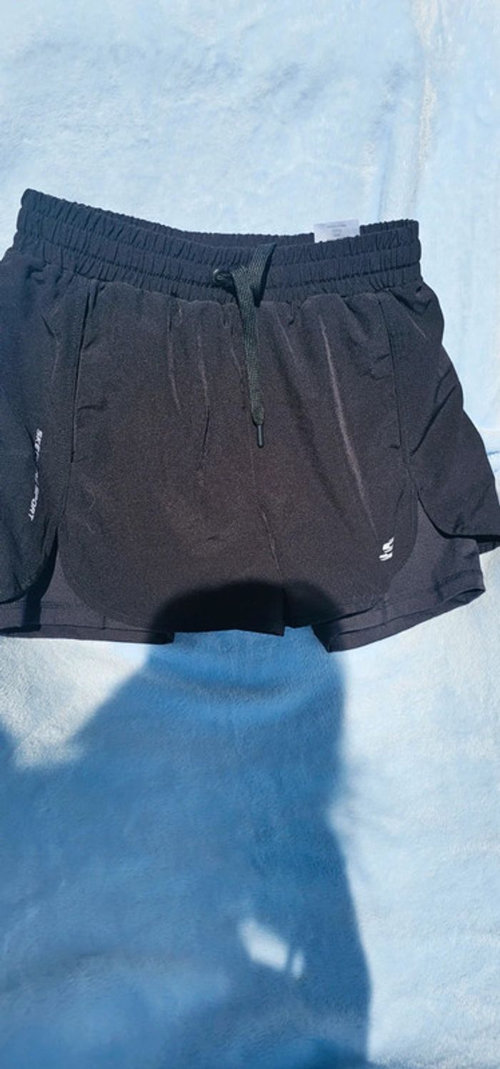 Short léger Skechers taille 38