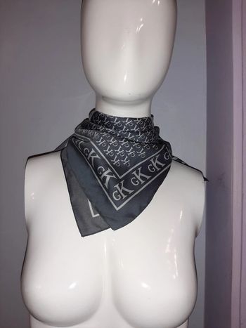 Foulard carré gris imprimé