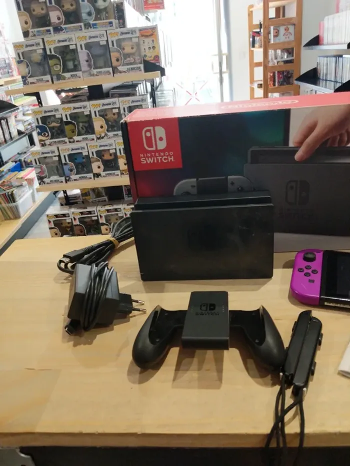 Nintendo Switch V2 Jaune & Violet - photo numéro 2