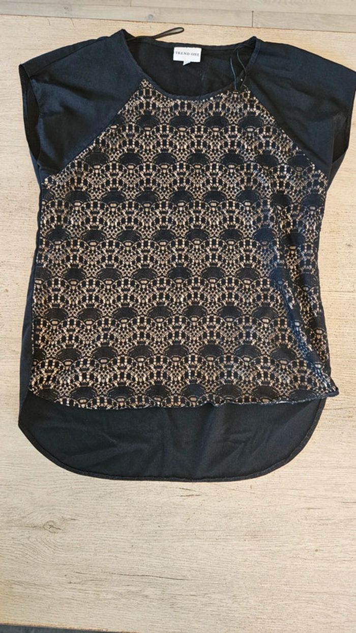 Blouse noire avec dentelle et couche beige, manches courtes, Trend One, 42 - photo numéro 3