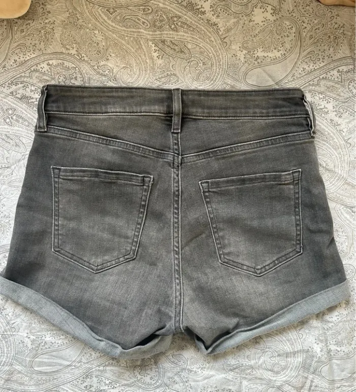 Short moulant gris - photo numéro 3