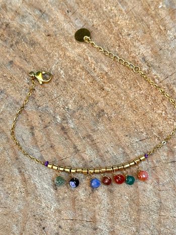 Bracelet chaîne réglable perles dorées et couleurs en breloques