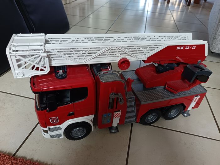 Superbe Camion de pompier Scania - photo numéro 3