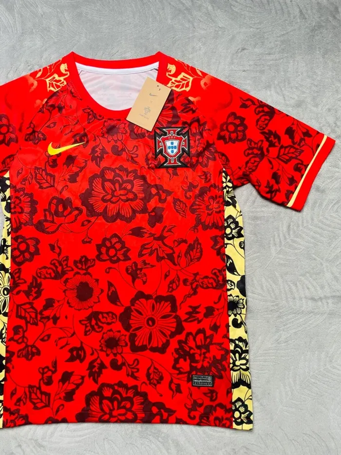 Maillot concept foot Portugal rouge fleurs taille S - photo numéro 3