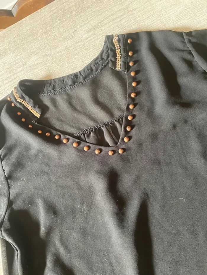 Haut noir fluide à perles – col V élégant et féminin - photo numéro 4