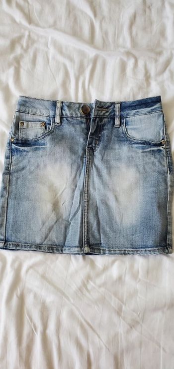 Jupe en jean avec des strass sur les poche de derrière