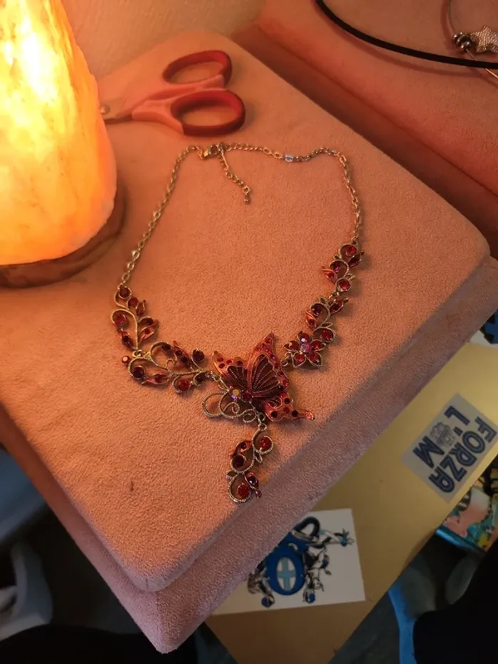 Collier et boucles d'oreilles papillon