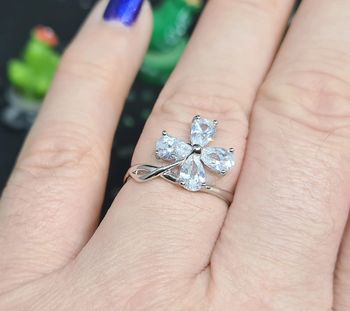 Bague fantaisie argentée avec zirconiums