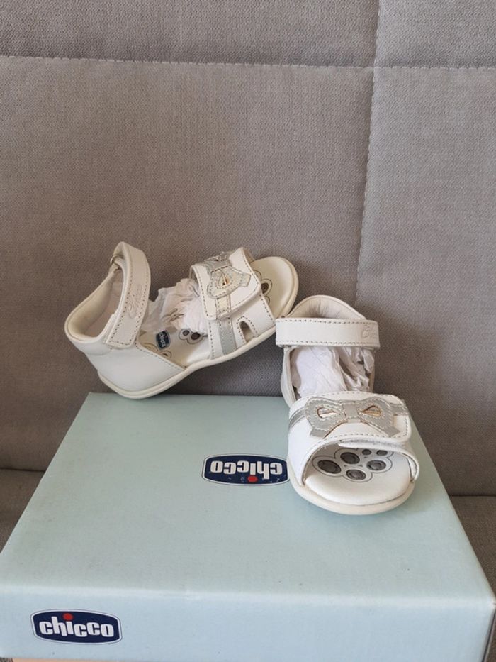 Sandales physiologiques en cuir Chicco neuf avec étiquettes