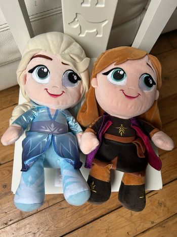 2 peluches reine des neiges Anna et Elsa Disney