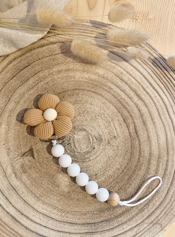 Attache tétine fleur