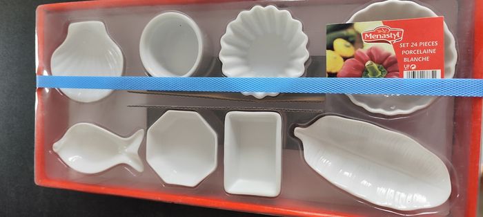 Boite de 24 verrines en porcelaine blanche