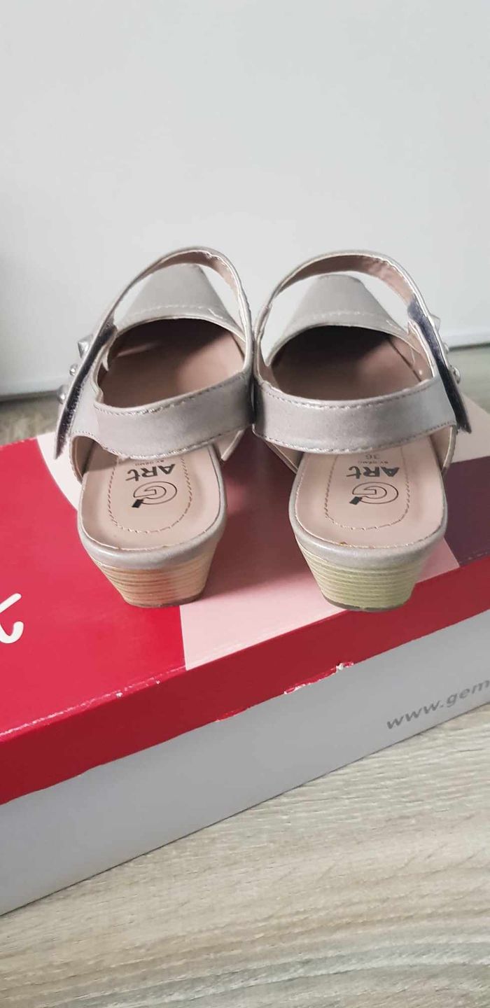 Chaussures à lanière et petits talons - photo numéro 4