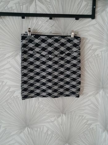 Jolie jupe noire et blanche Stradivarius taille 36