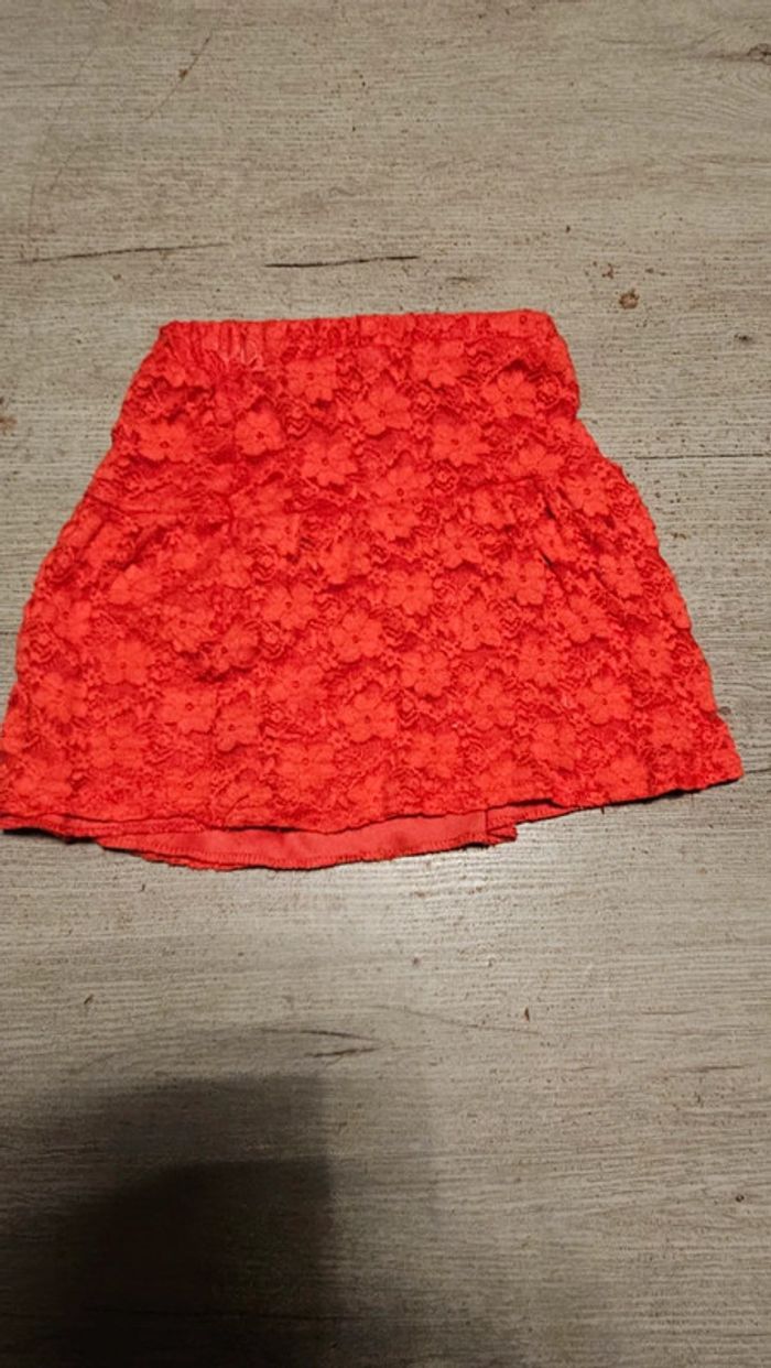 Jupe courte rouge en dentelle doublée, taille 4/5 ans