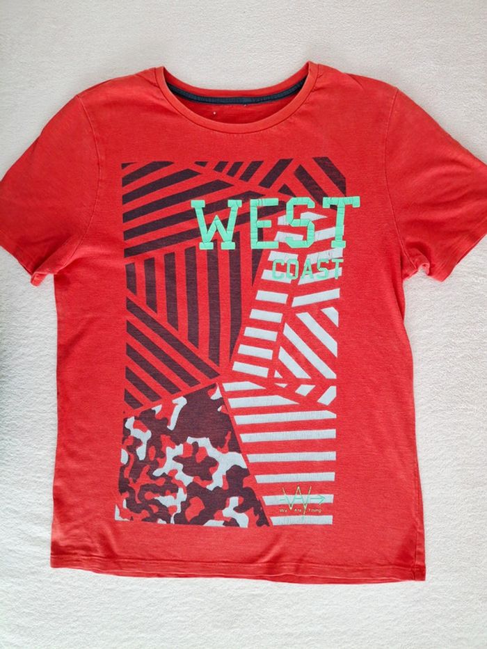 T-shirt IKKS 12 ans Rouge avec motifs géométriques noirs bleu clair et vert