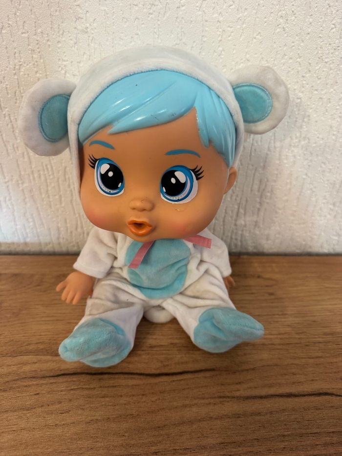 Bebe fille qui sort de l’eau au niveau des yeux