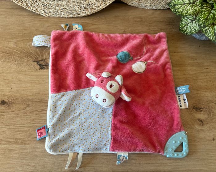 Doudou plat vache Lola rose bleu dentition play to grow noukie’s