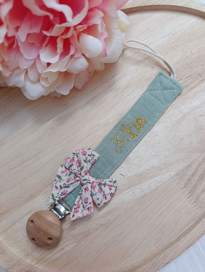 Attache tétine noeud