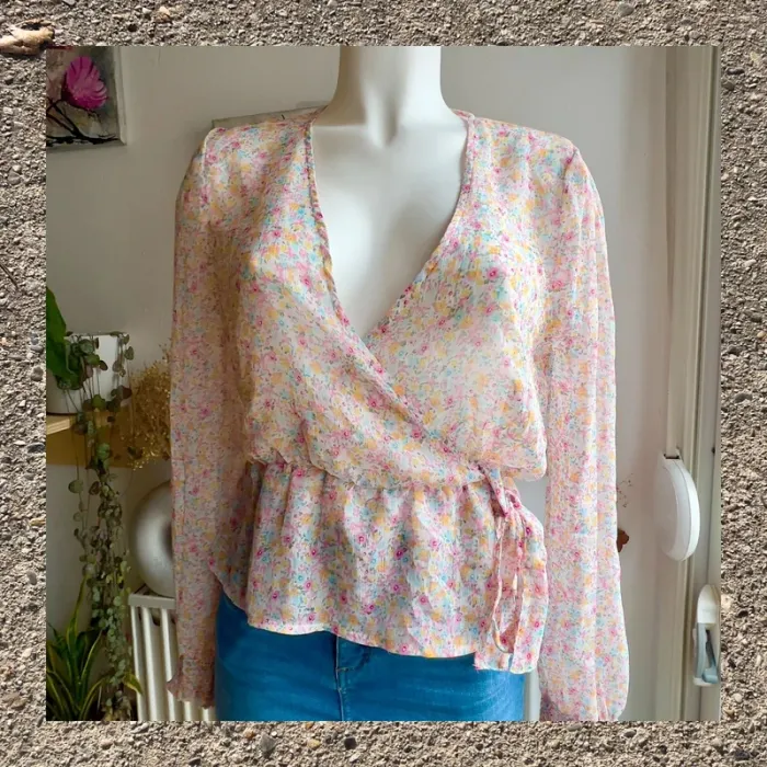 Blouse fluide peplum cache-cœur fleurie 🌸