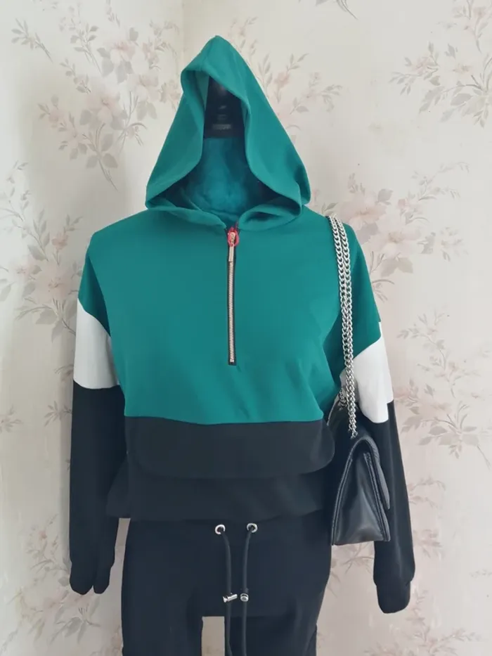 Sweat à capuche fin tricolore avec fermeture sur le col et poche kangourou  / sans marque / (TU)