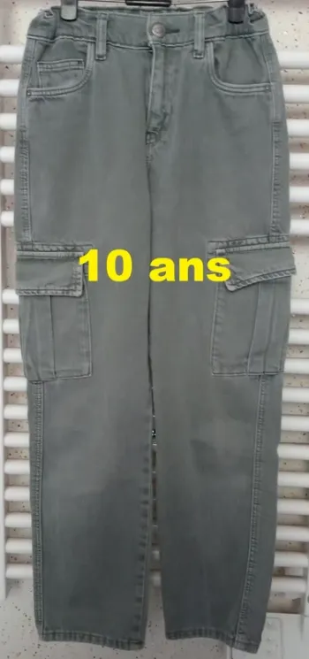 Jeans Regular style cargo kaki Kiabi Taille 10 ans