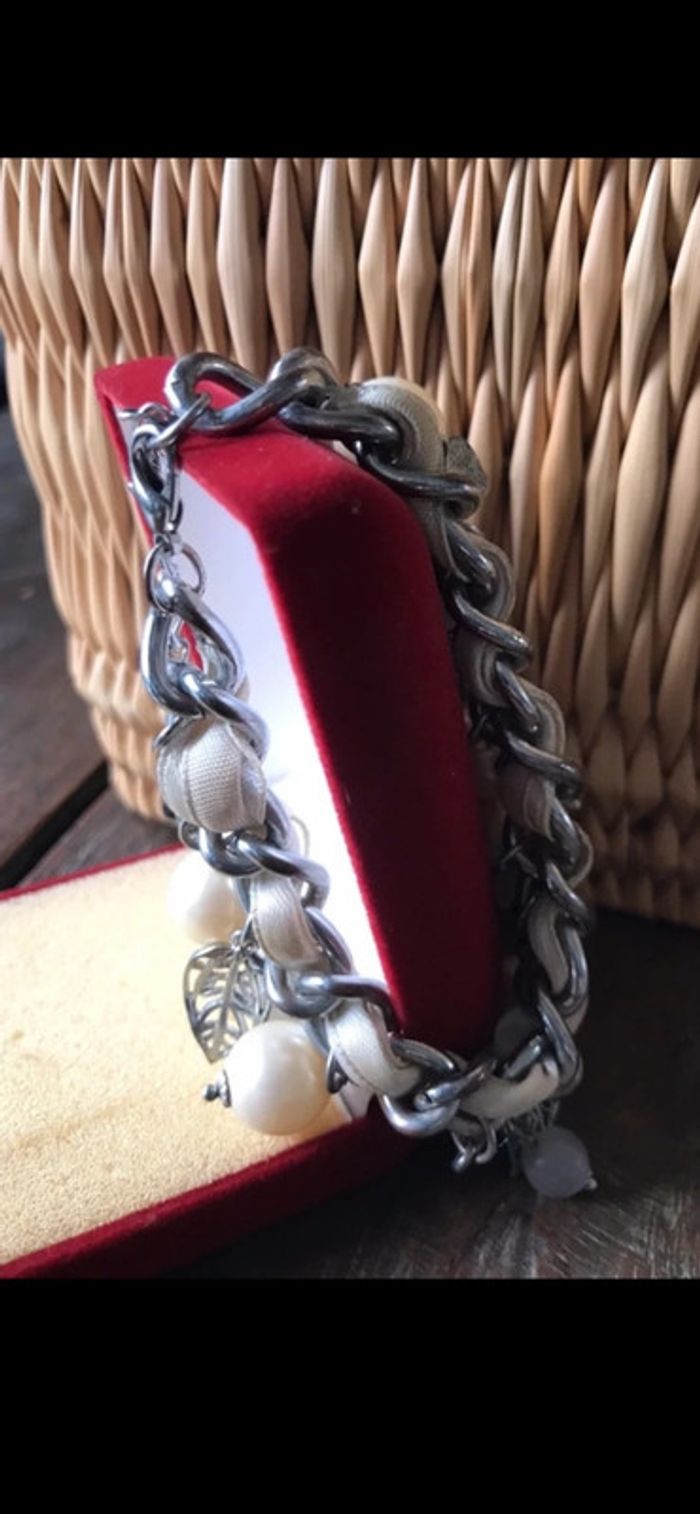 Magnifique bracelet avec strass, tissu, perles et feuilles - photo numéro 15