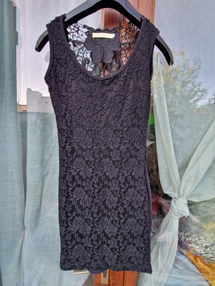 Robe noire dentelle et broderie dos – Taille S✨🖤 - photo numéro 2