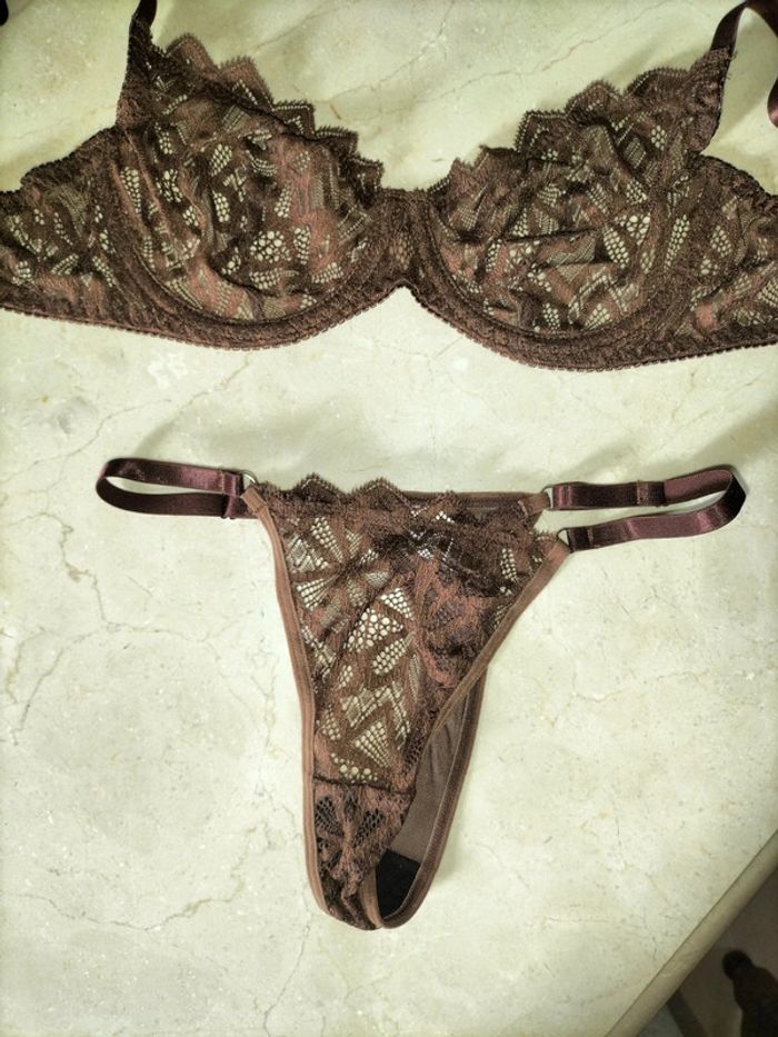 Ensemble lingerie en dentelle marron - balconnet et string