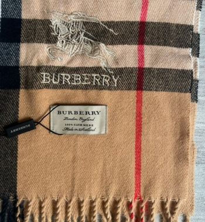 Écharpe Burberry cachemire 185×40 cm – Neuve - photo numéro 4