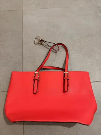Sac fourre tout rouge, il y a quelques marques d'usures 30*26cm