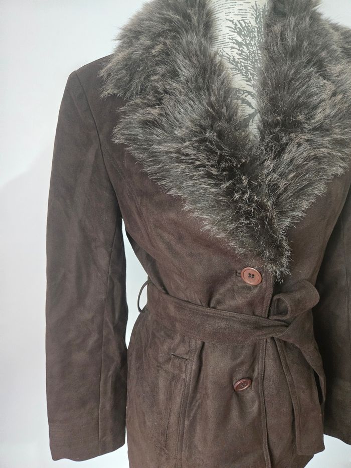 Veste vintage en daim brun avec col en fausse fourrure – Élégance rétro chic - photo numéro 3
