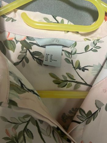 Chemisier rose pale et fleurs
