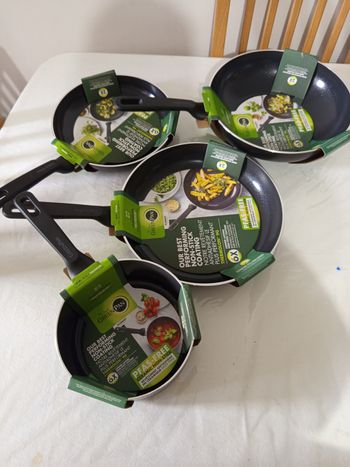 Lot de 4 pièce greenpan neuf 