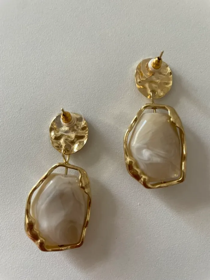 Boucles d’oreilles dorées effet marbre du groupe MaxMara sans étiquette sans logo | - photo numéro 2