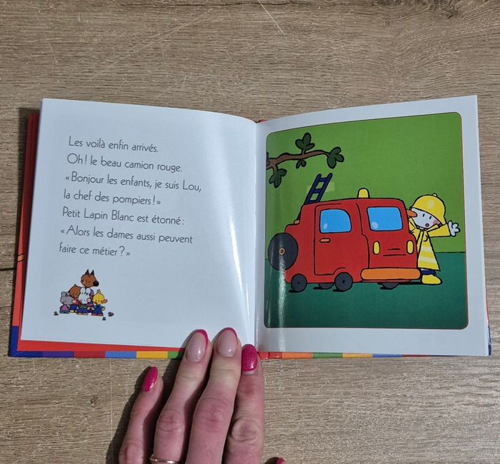 Petit Lapin Blanc chez les pompiers - photo numéro 3
