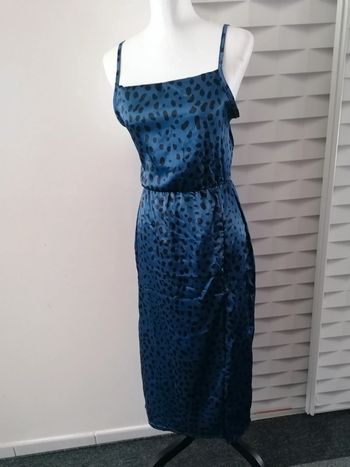 Jolie robe satiné bleu nuit et noire