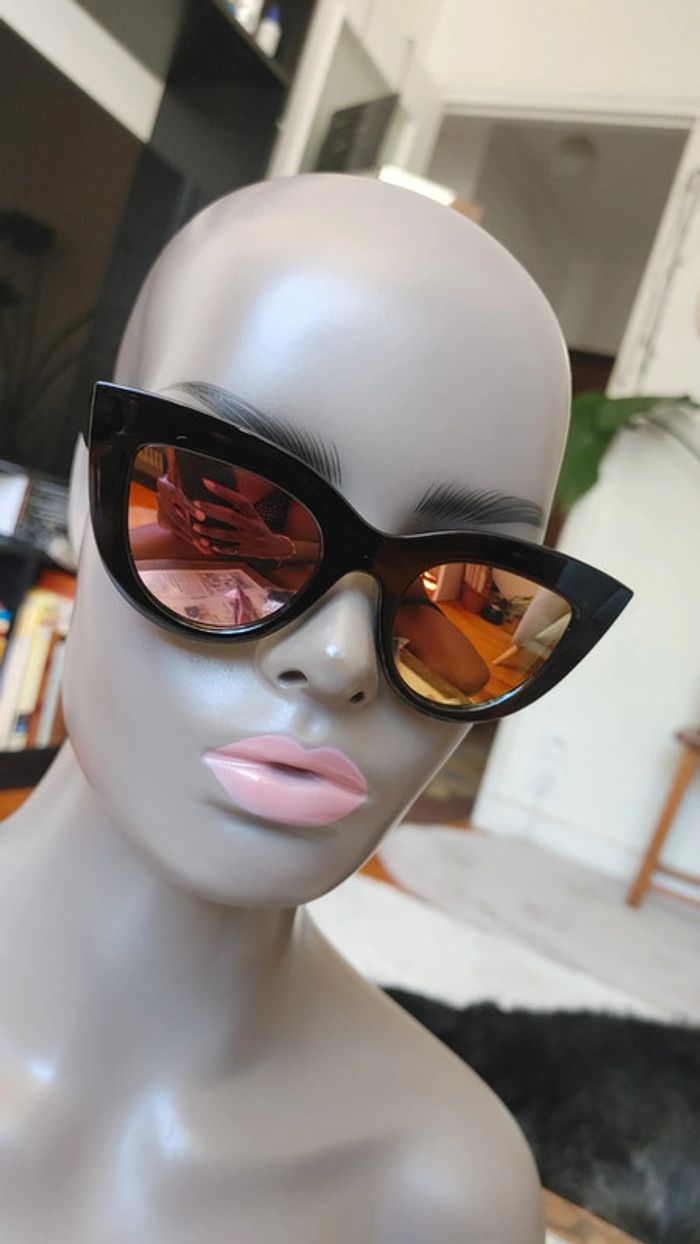 Lunettes de Soleil verre rose orangé monture noir allongé