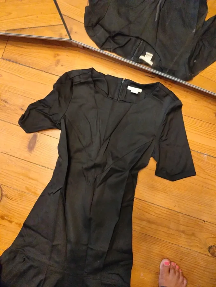 Robe noire chic H&M 38 bas évasée longueur midi - photo numéro 2