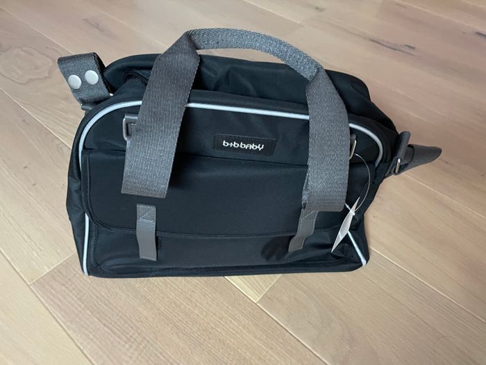 Sac à à langer et ses accessoires - photo numéro 2