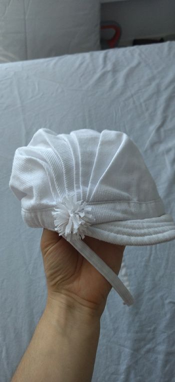 Casquette blanche bébé fille